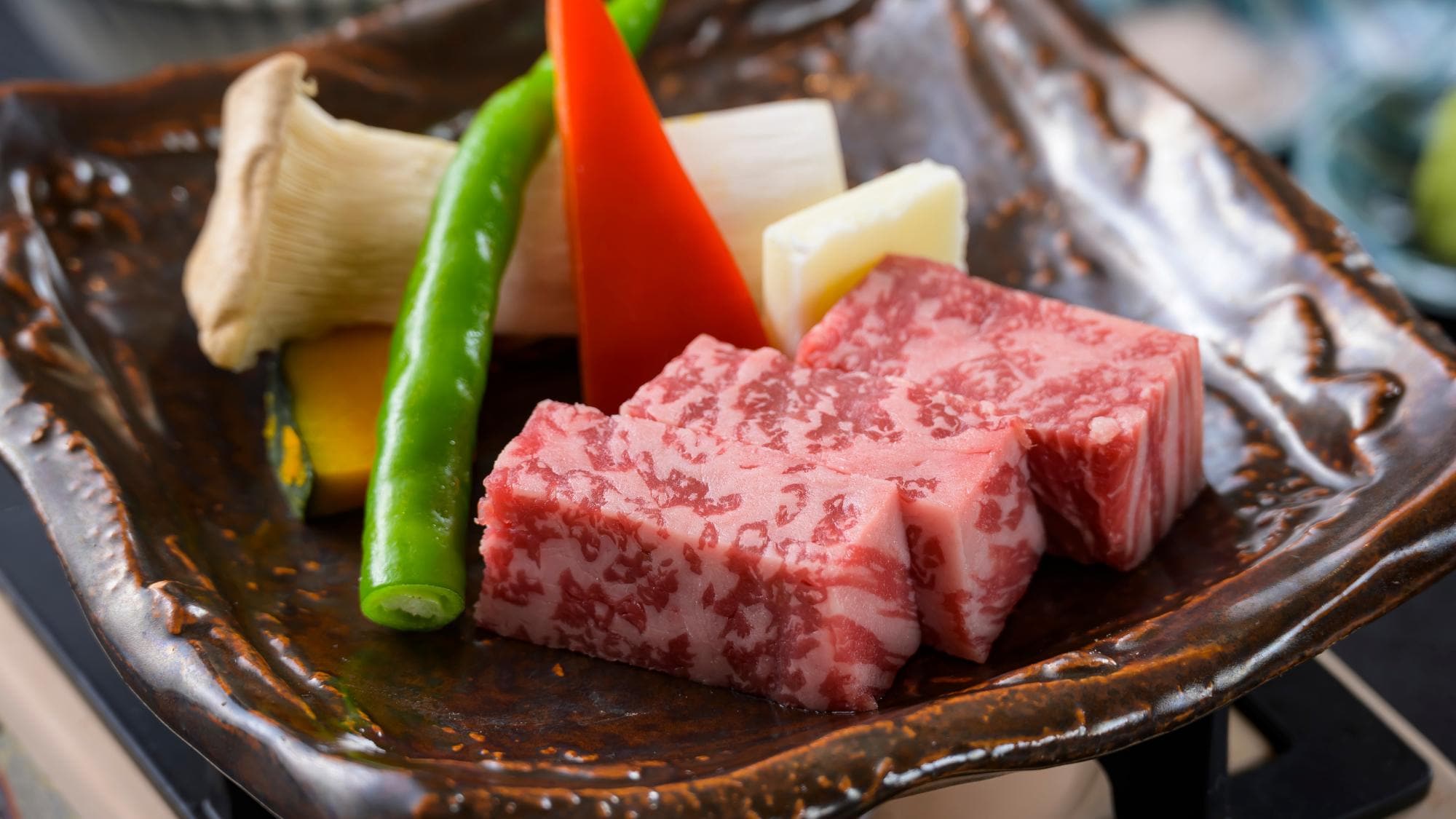 Untuk hidangan utama, kami memiliki steak daging sapi yang dibuat dengan bahan-bahan pilihan. Manyo Creative Japanese Kaiseki *Peralatan dapat berubah sewaktu-waktu.
