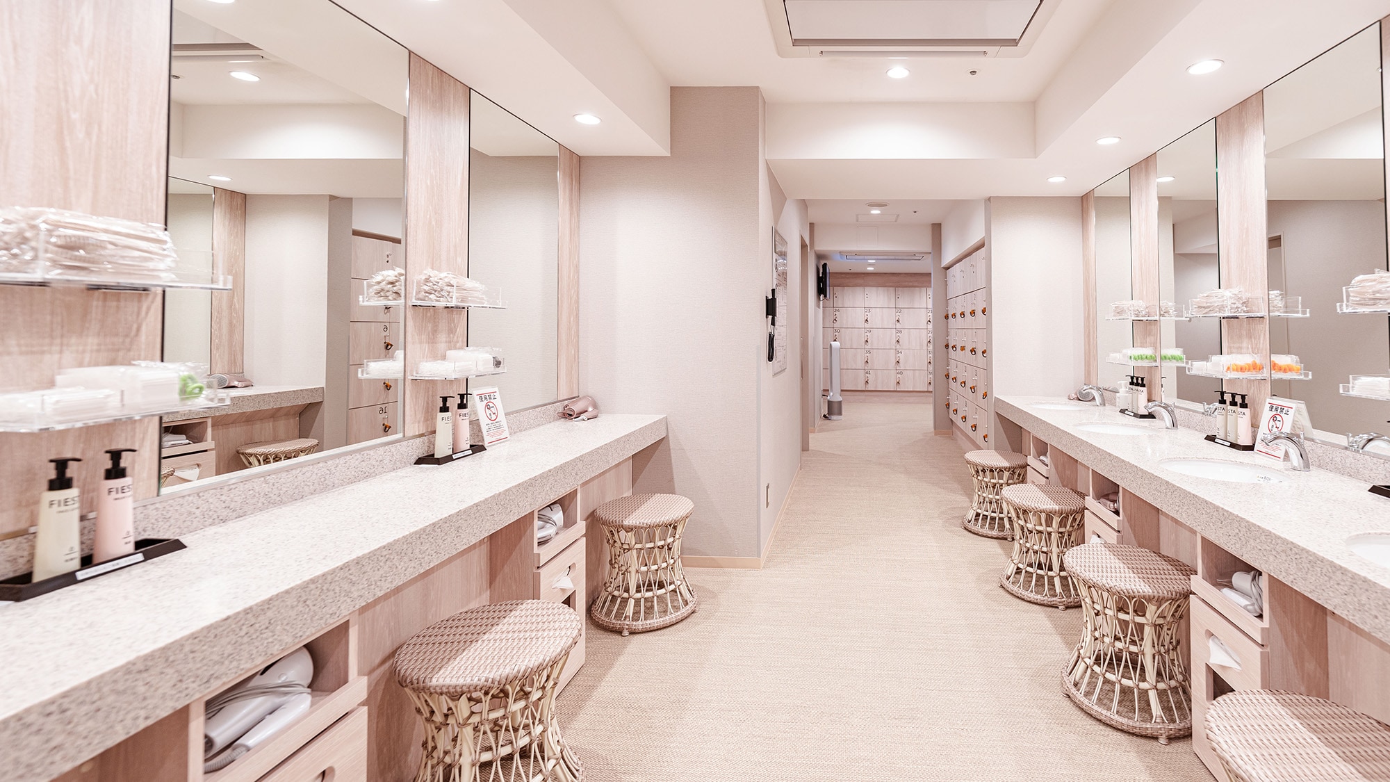 【여성 탈의소】넓은 탈의장입니다.