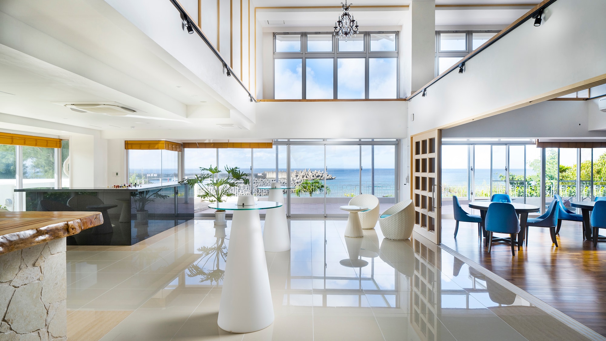 ■Interior■Interior putih yang menyegarkan memantulkan langit biru dan lautan Okinawa.