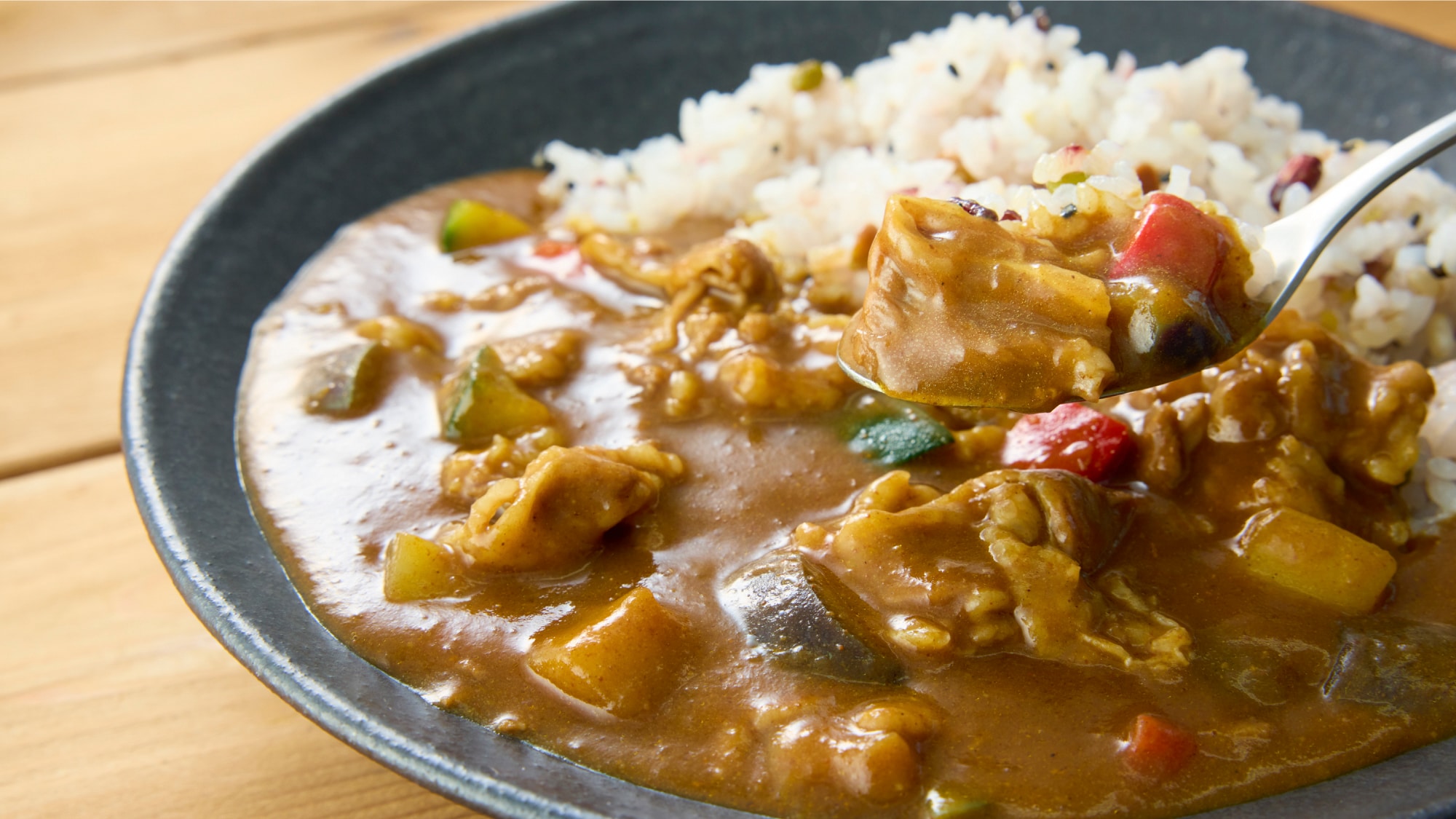 [Curry and rice] Enjoy your fill of curry from the morning. Beef, seafood, and keema are served daily.