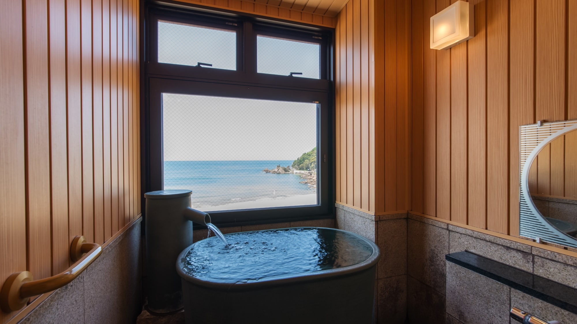 Anda dapat menikmati mandi sambil memandangi pemandangan laut yang indah dari pemandian observasi di ruang tamu paviliun.
