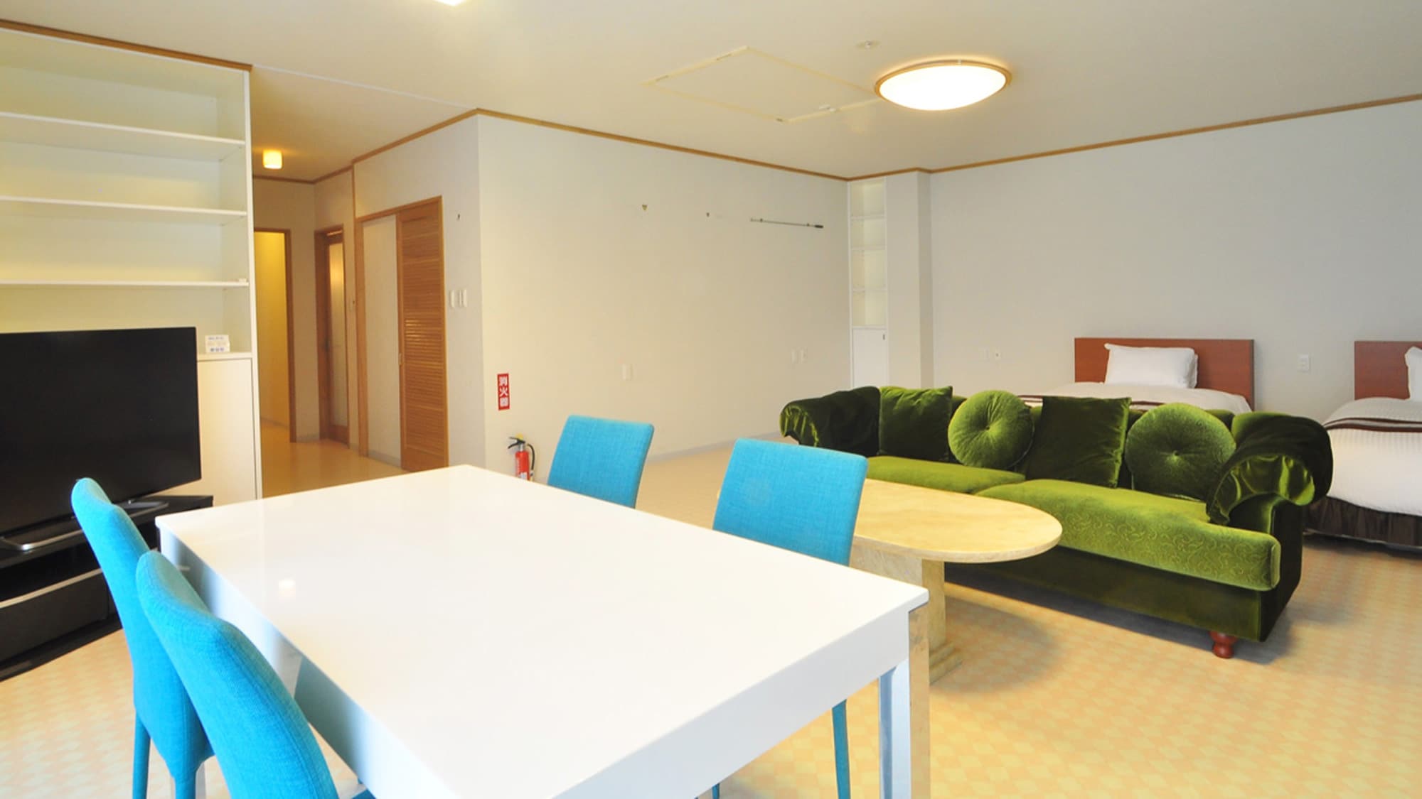 Fusaki Annex [Annex 2F Room] Dining and living room are spacious and can accommodate up to 8 people.