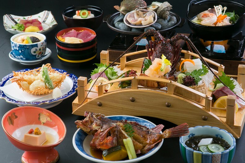 "Shima Suiren no Zen" is popular for its sashimi platter including spiny lobster and shellfish teppanyaki.
