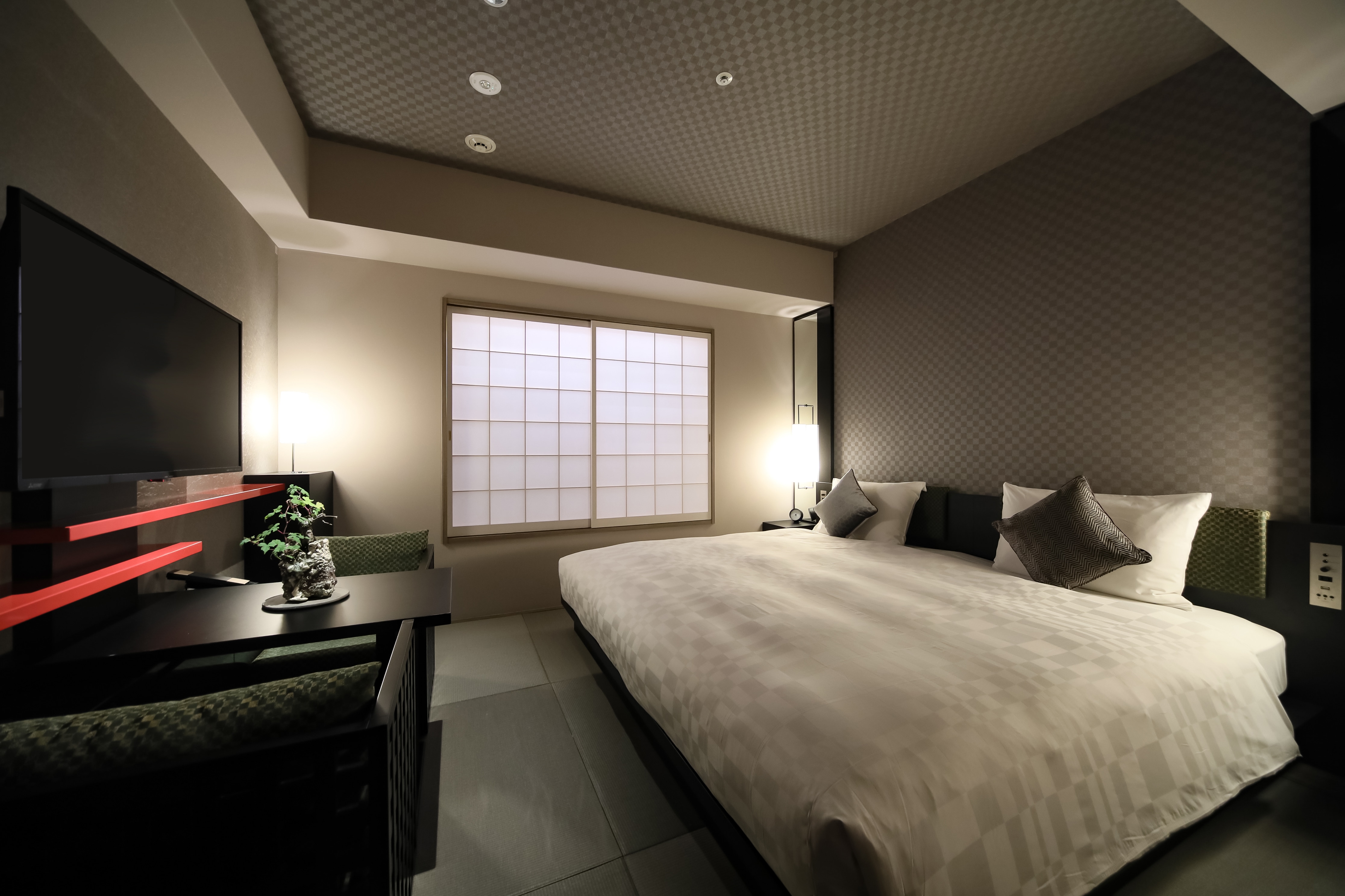 Kamar double yang lebar dengan lebar tempat tidur 210 cm