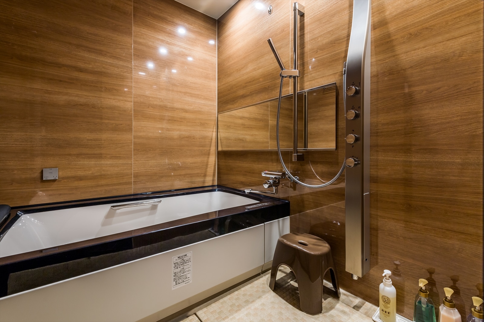 Deluxe Room Bathroom