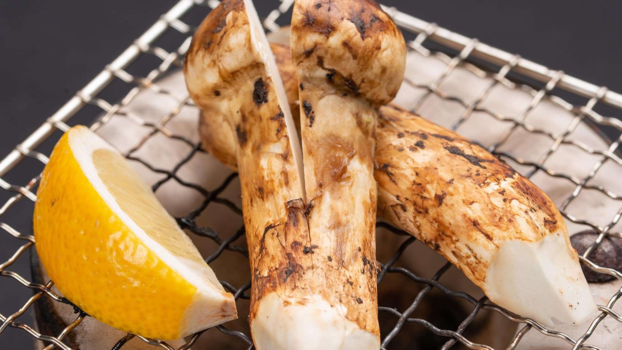 [Supper example] Yakimatsu mushrooms. If you want to enjoy the rich flavor of matsutake mushrooms, we recommend grilled matsutake mushrooms!