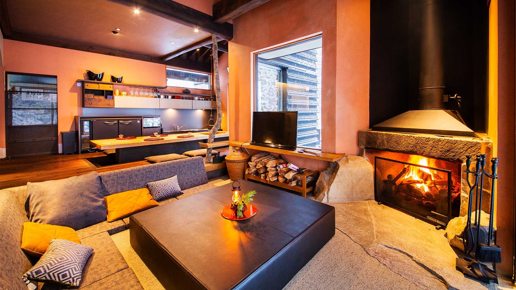 ・Falling Water House - How about sitting around the fireplace and playing cards with your friends?
