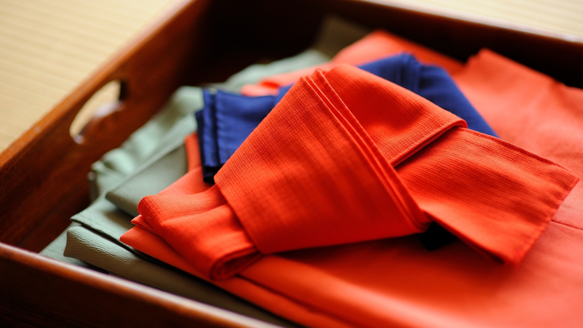 Please relax in the hall with yukata and slippers. Geta are also available at the front desk for a walk.