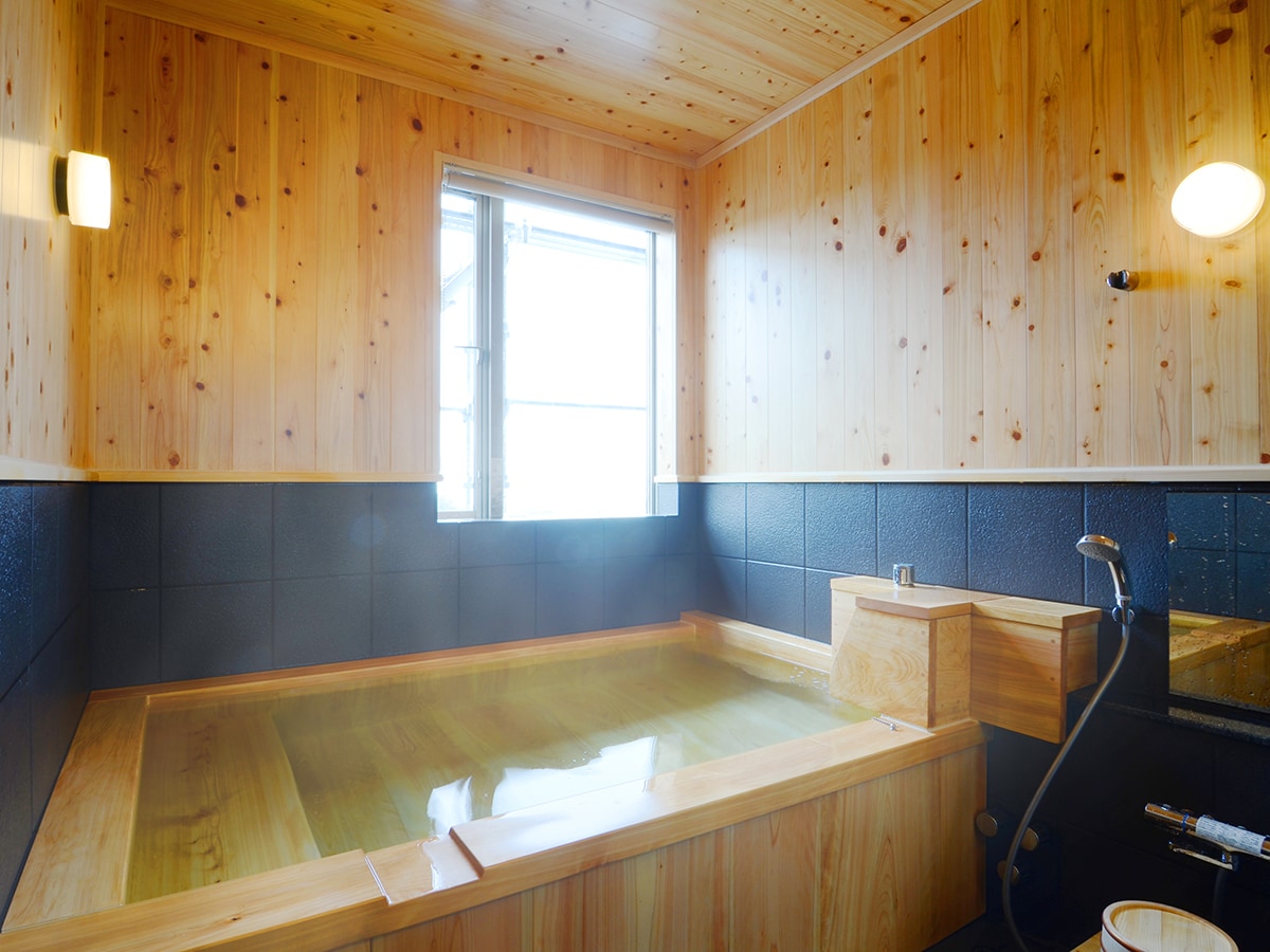 Akiki: Bath
