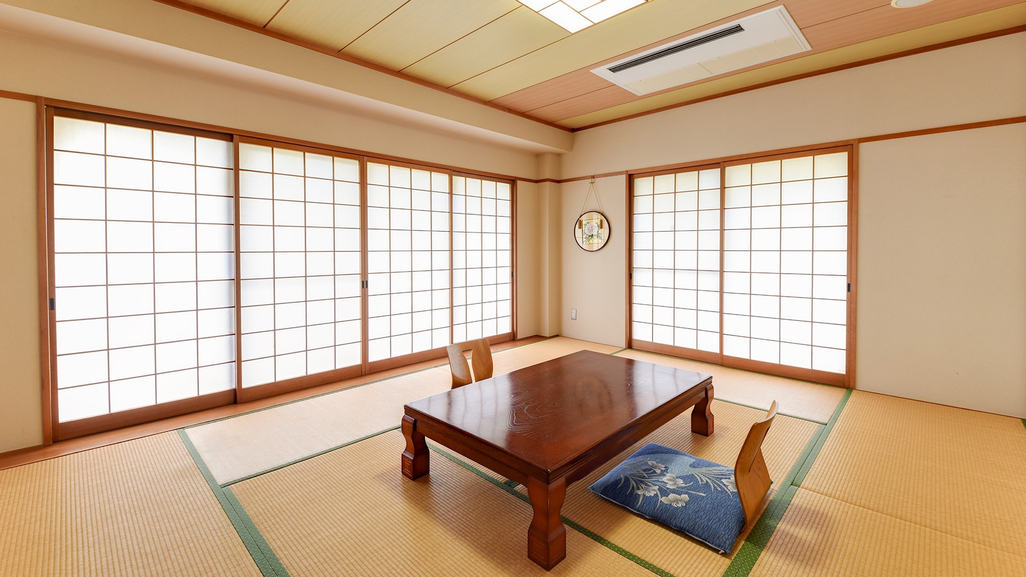 *[Random Japanese-style room] A purely Japanese-style room.