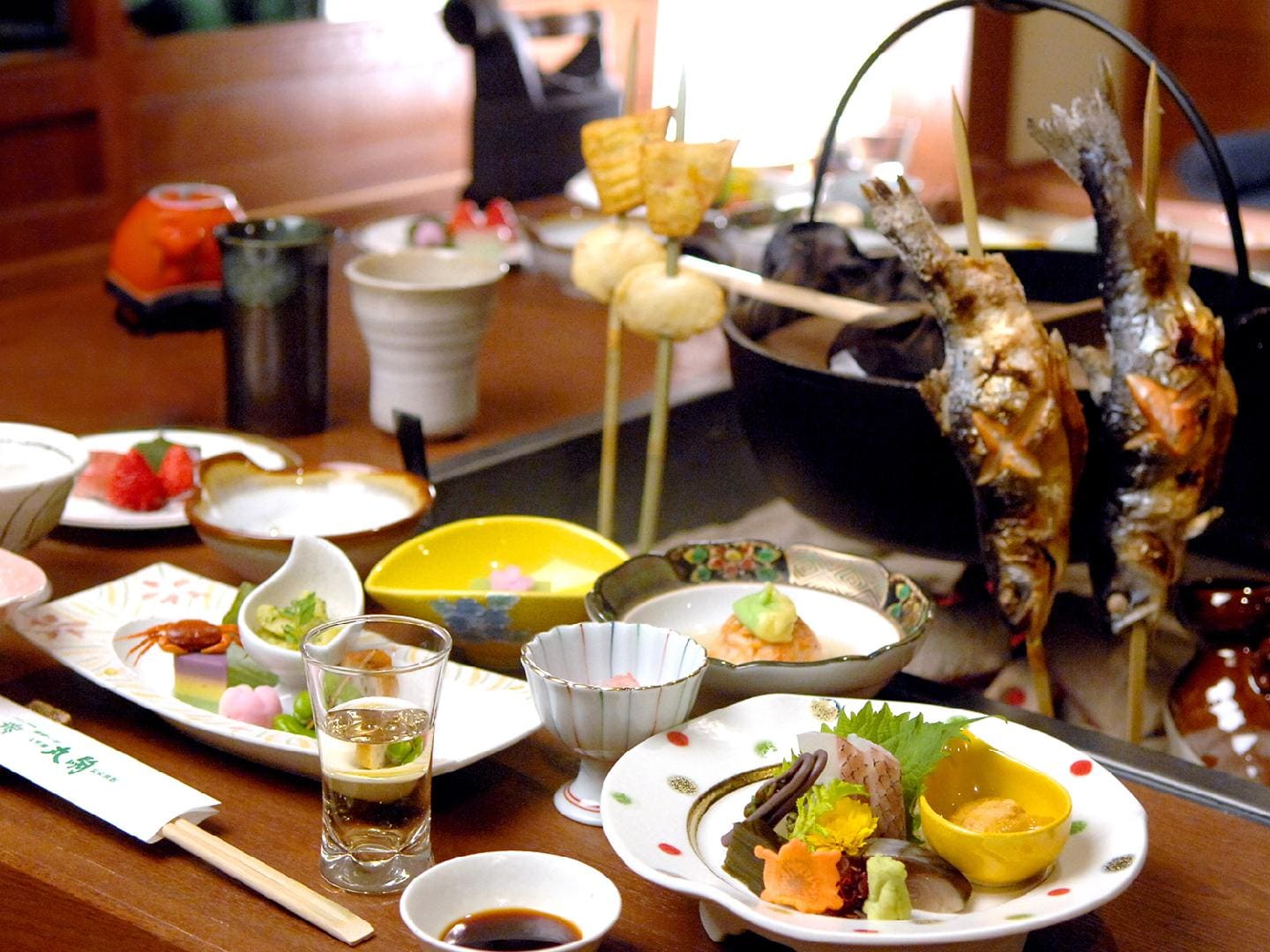 晚餐：“在傳統壁爐中享用傳統炭烤美食”