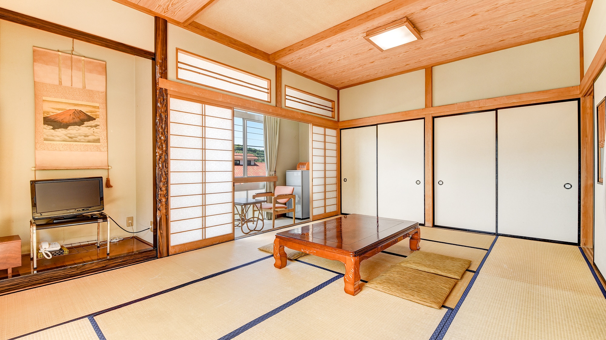 * [Sea side Japanese-style room 12 tatami mats] There are windows on two sides, and the room is bright and airy. * With bath and toilet