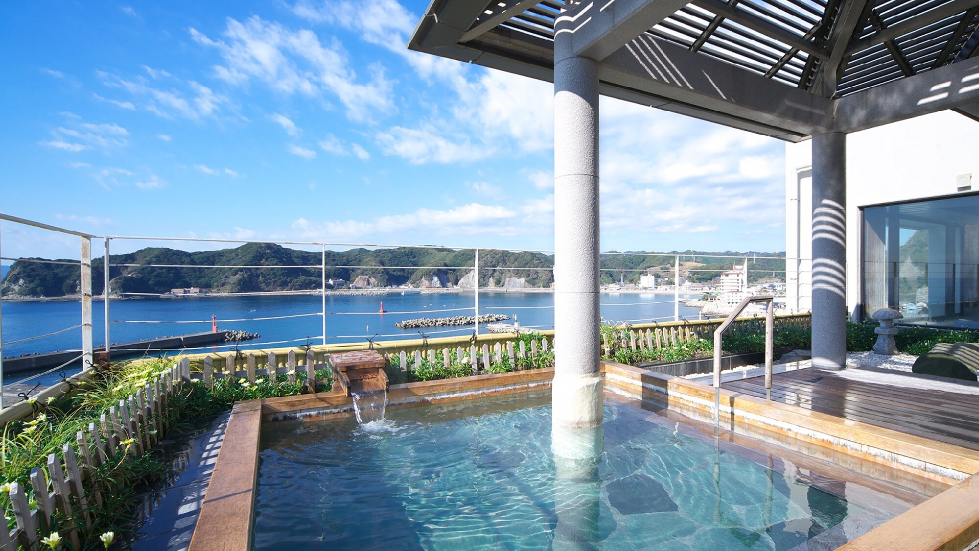 Open-air bath with a spectacular view 35 meters above ground [Manten-no-yu]