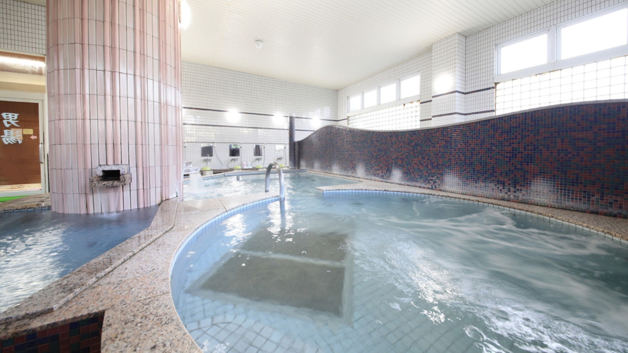 [Male public bath] Relax your body and mind in the spacious bath