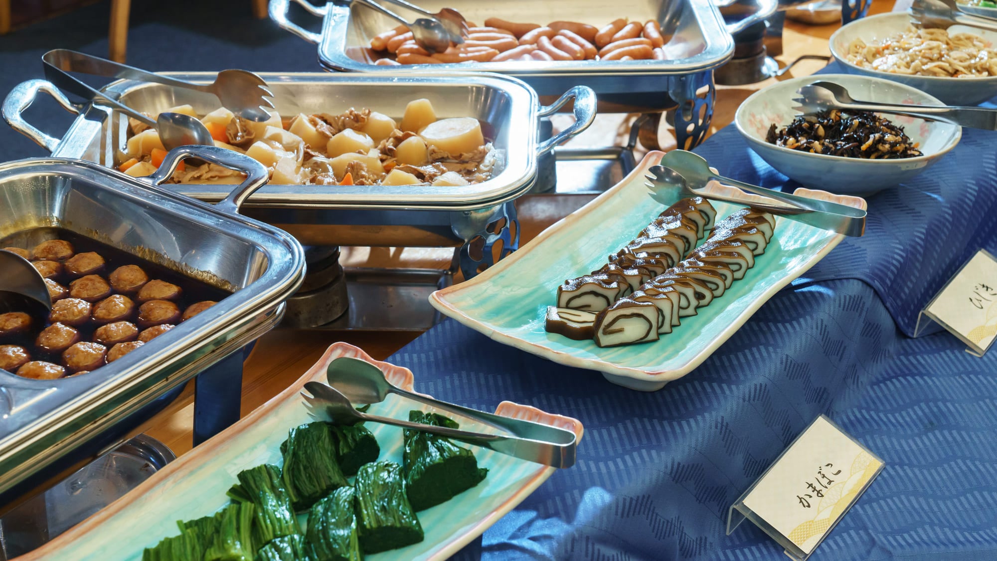 Bữa sáng tự chọn với nhiều món ăn chế biến theo phong cách Nhật Bản