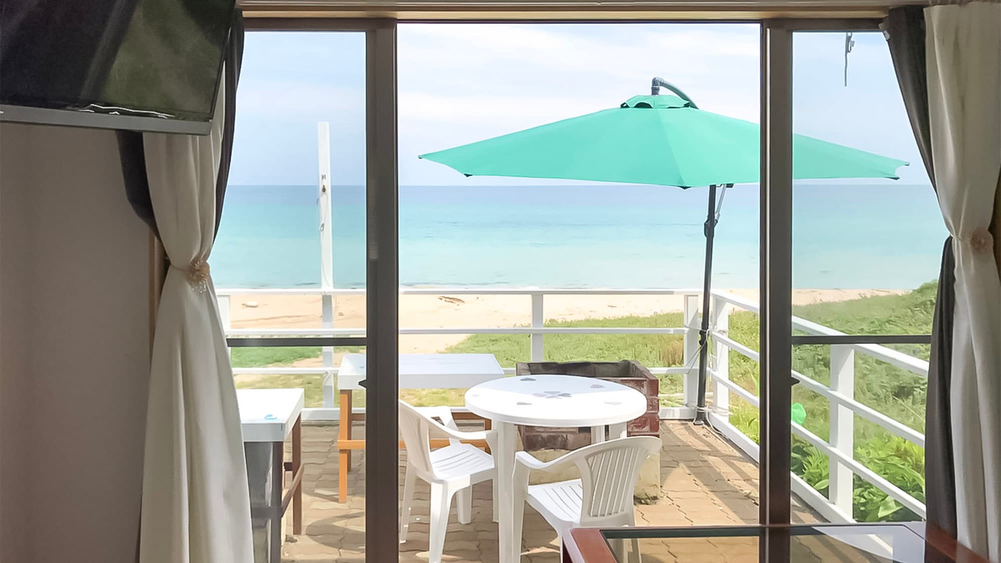・"B Type Cottage Ocean View" offers a panoramic view of the ocean from the window.