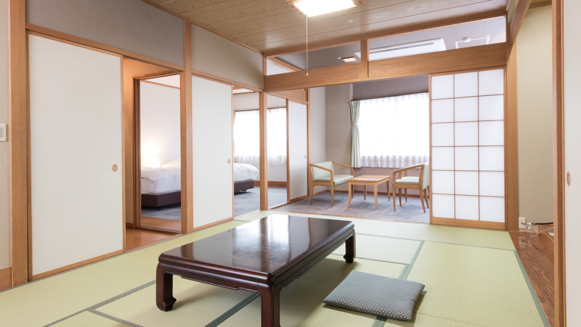 <Wide Japanese-Western style room> A Japanese-style room with 12 tatami mats and 2 twin beds where you can enjoy both Japanese and Western styles.