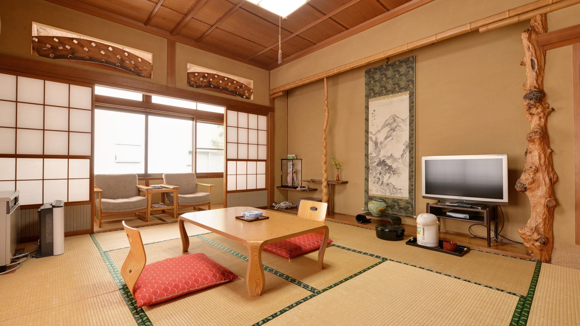 *12 tatami Japanese-style room (example of a guest room)/Enjoy a relaxing time in a room with the faint scent of tatami.