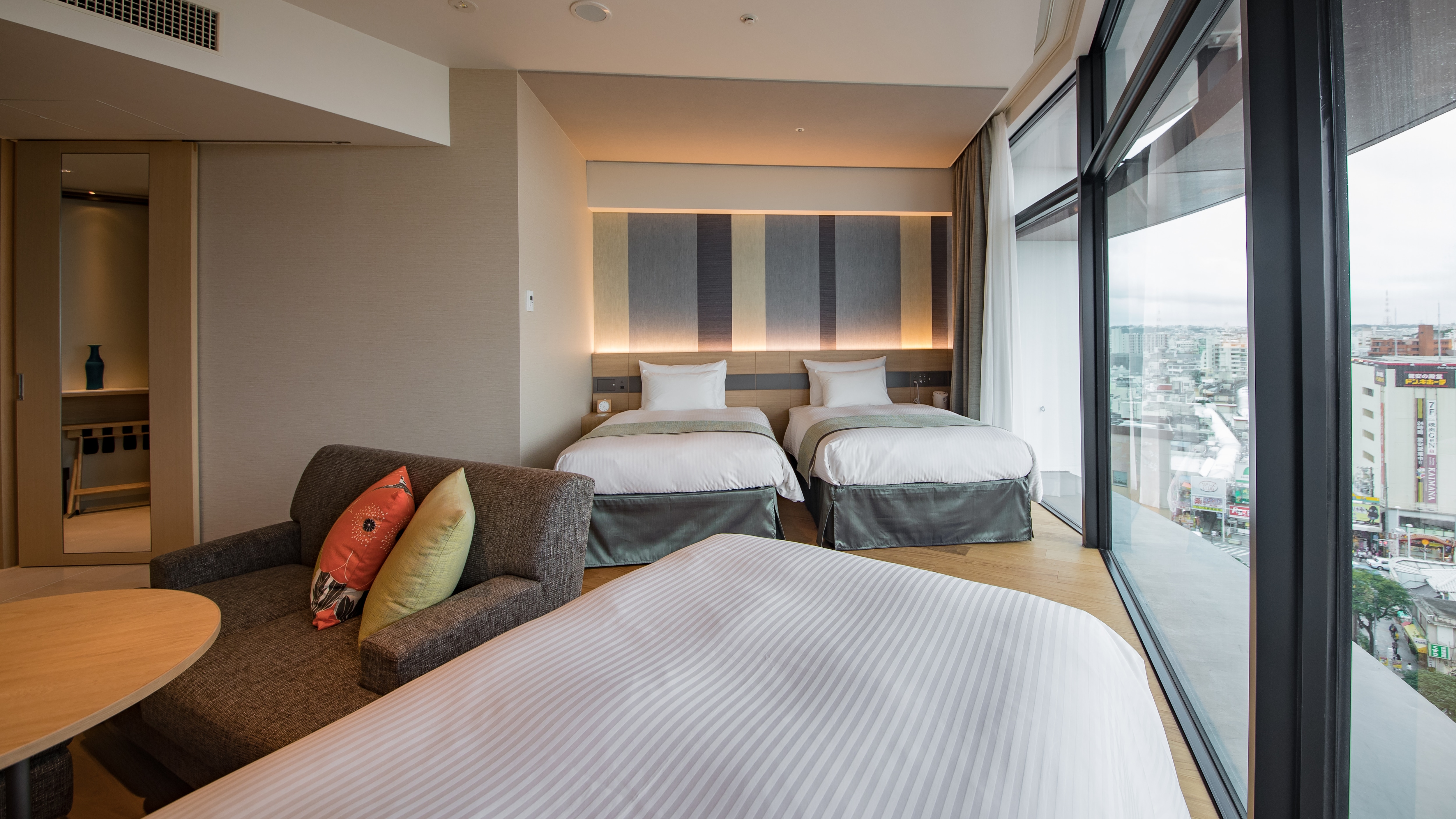 Deluxe Twin (for 3 people) ｜ 33㎡ ｜ 2 120cm wide beds + 1 100cm wide bed ｜ Separate bath and toilet