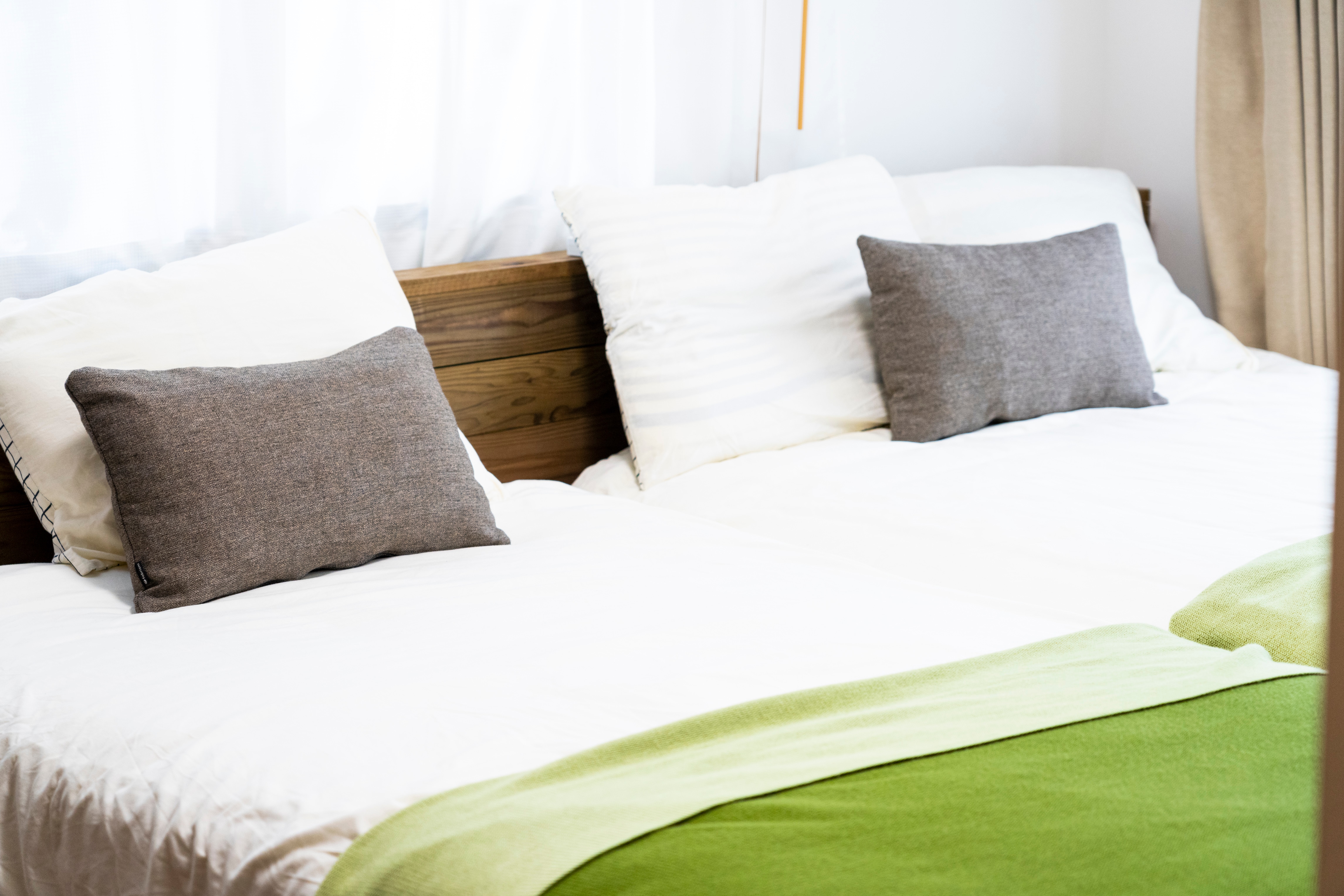 Main bedroom (1 single bed, 1 semi-double bed)
