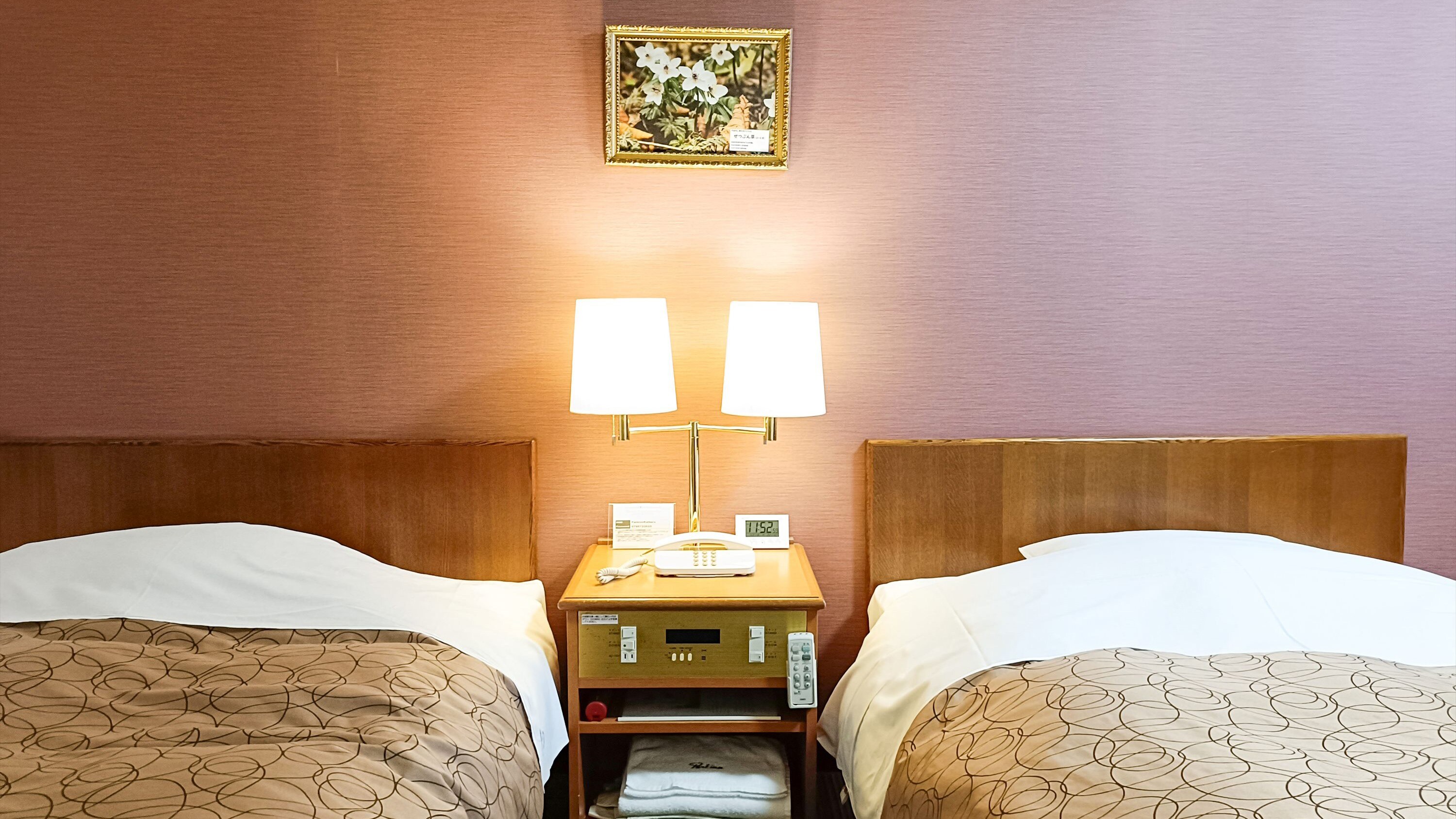 [Twin Room] A relaxing space with comfortable beds and ample amenities.