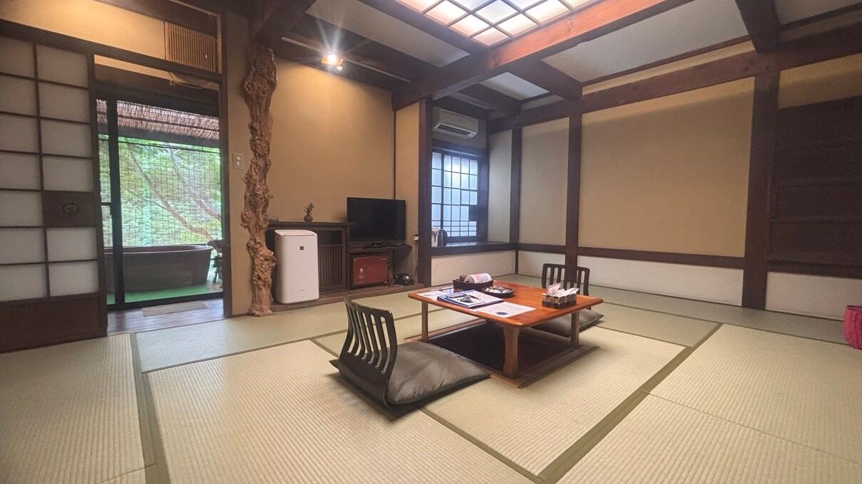 Guest room with open-air bath "Momiji Room"