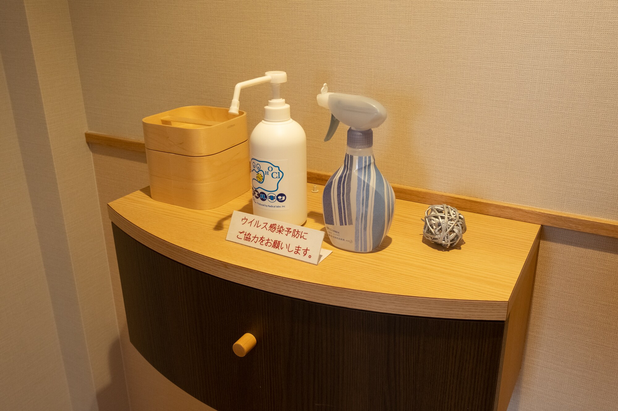 Western-style twin room entrance shelf