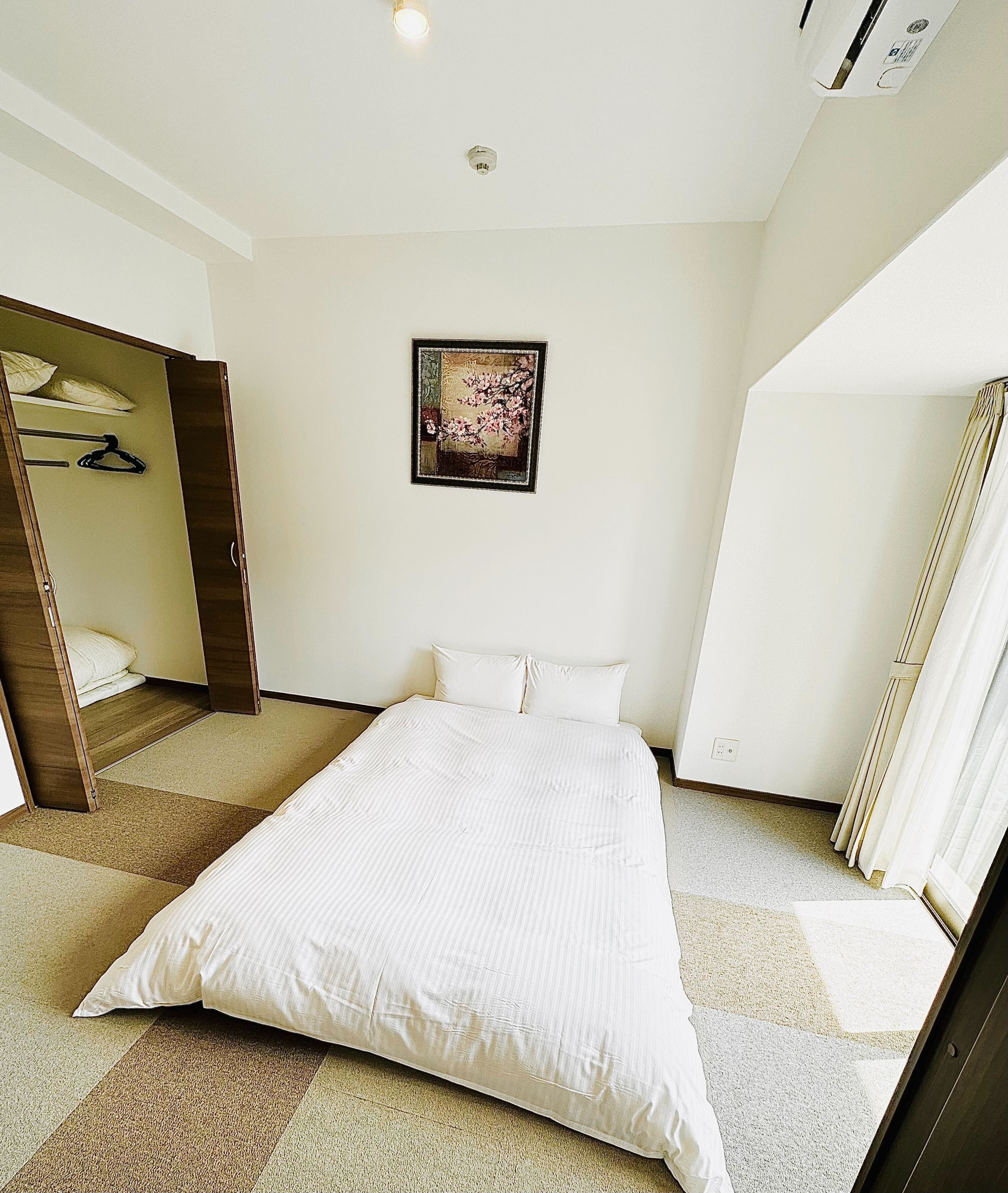 Group Suite (2 double mattresses, 1 double futon and 2 single futons, 65 square meters)