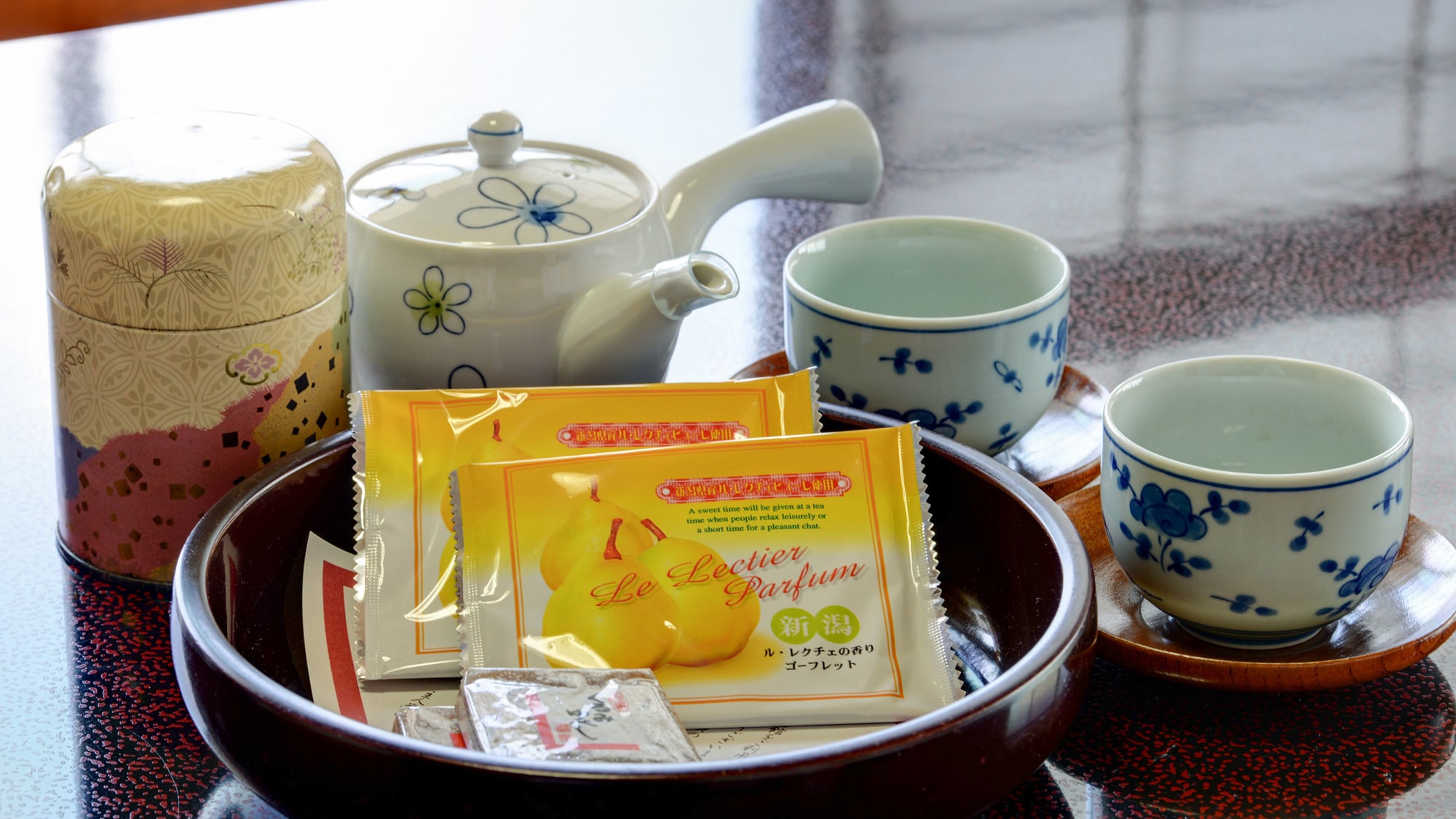 ※[客房（茶具）] 請您搭配茶點，品嚐新潟有名的炸麵餅。