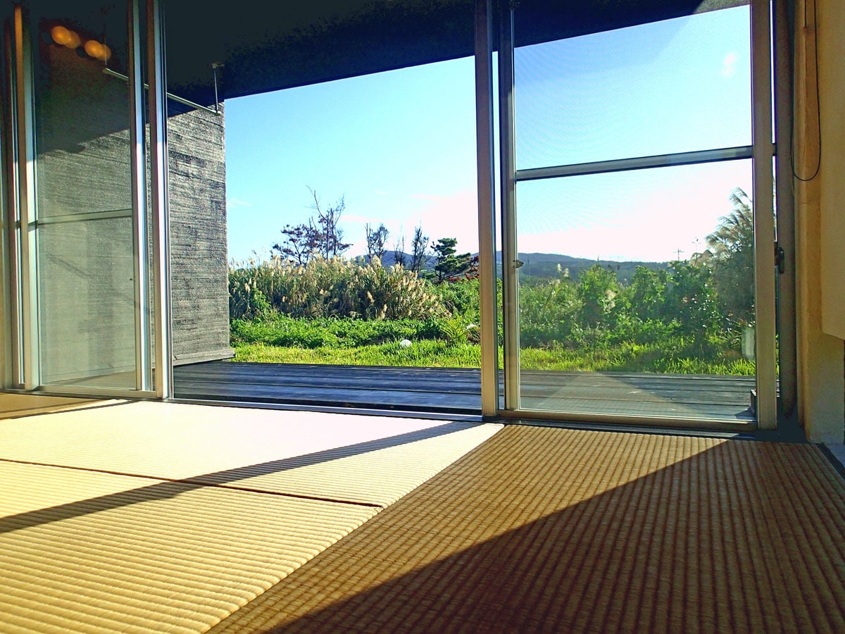[Ryukyu tatami Japanese-style room (6 tatami mats)] Please open the large windows and relax.
