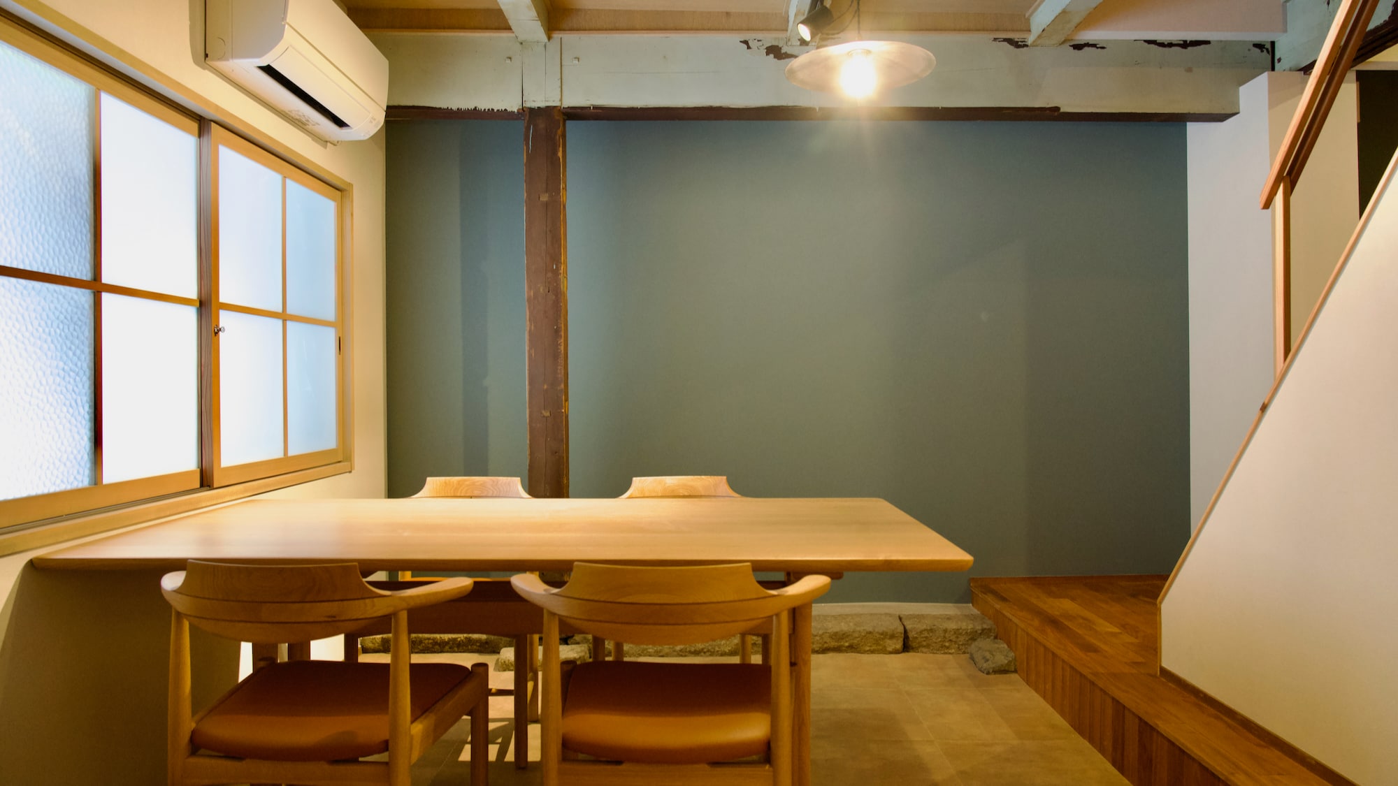 Shin-Wing Cha-1 (60 square meters) Dining: A large 180cm x 90cm table where you can relax comfortably.