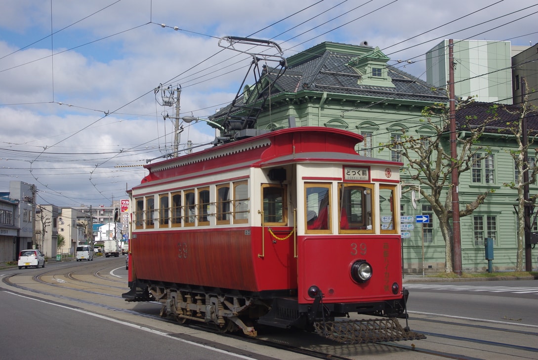 [Hakodate City Tram] Retro streetscape and retro train