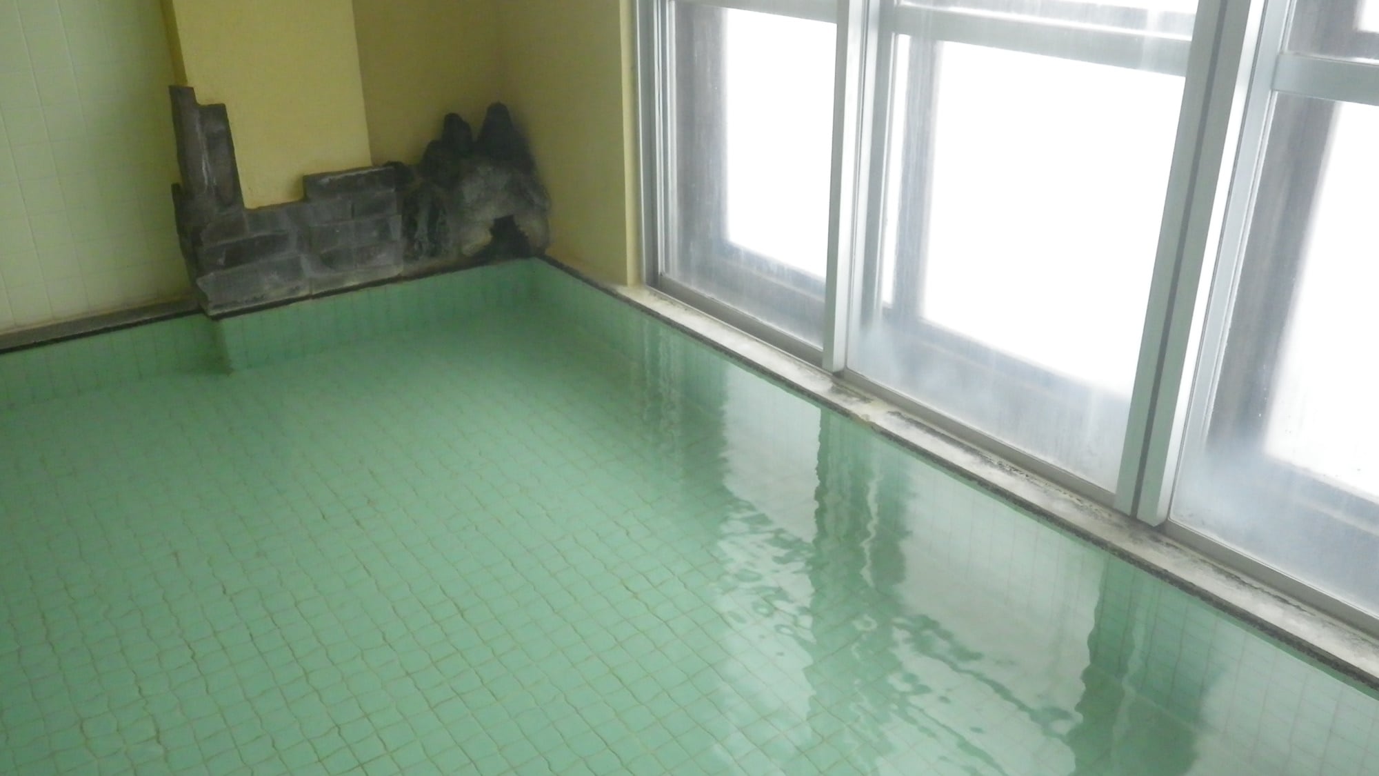 * Large communal bath / No circulation or watering.