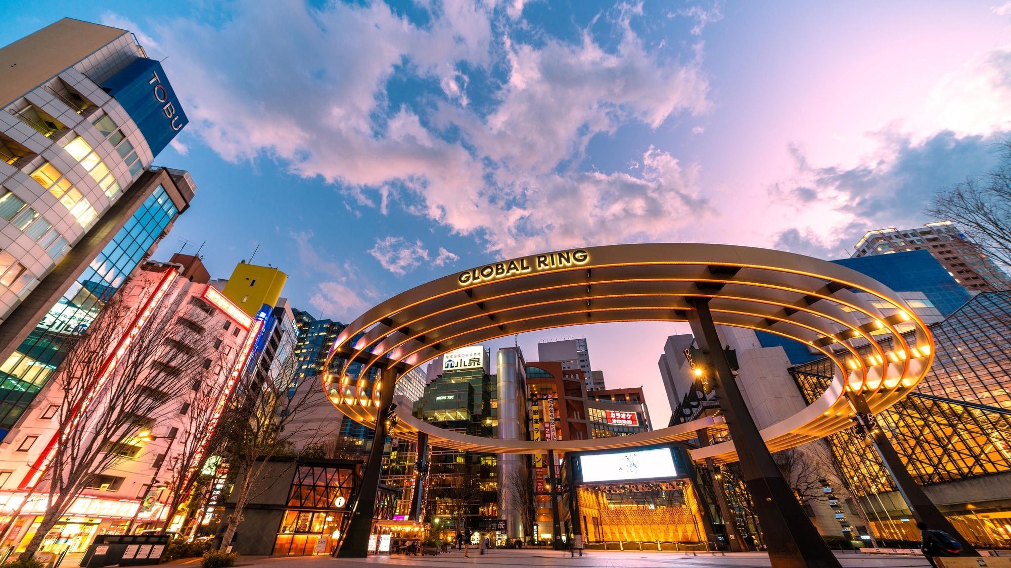 Ikebukuro Station West Exit Park: A relaxing spot in front of the station, home to the outdoor theater "GLOBAL RING"