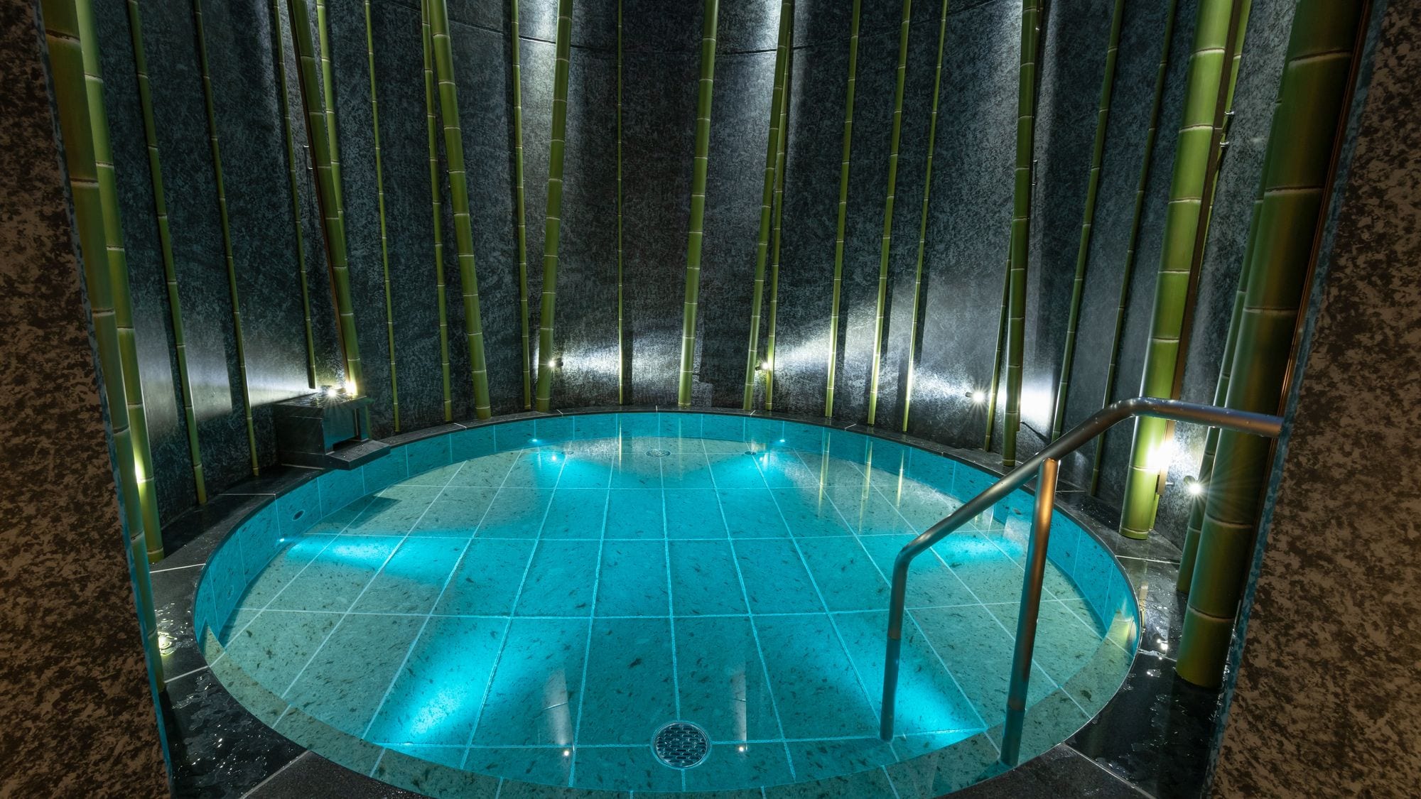 bồn tắm lộ thiên