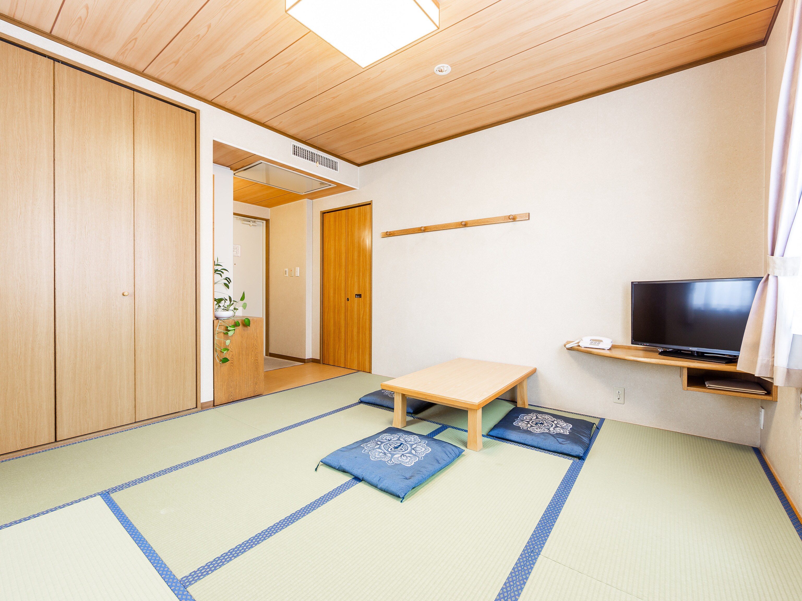 Smoking Japanese-style triple room with air purifier (Giaino)