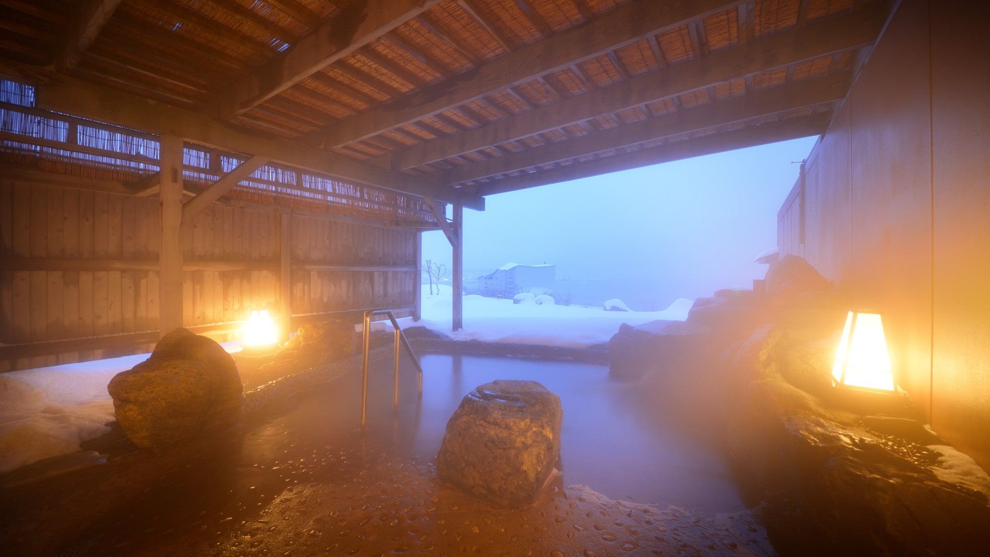 風情ある冬の日没の露天風呂（和風）