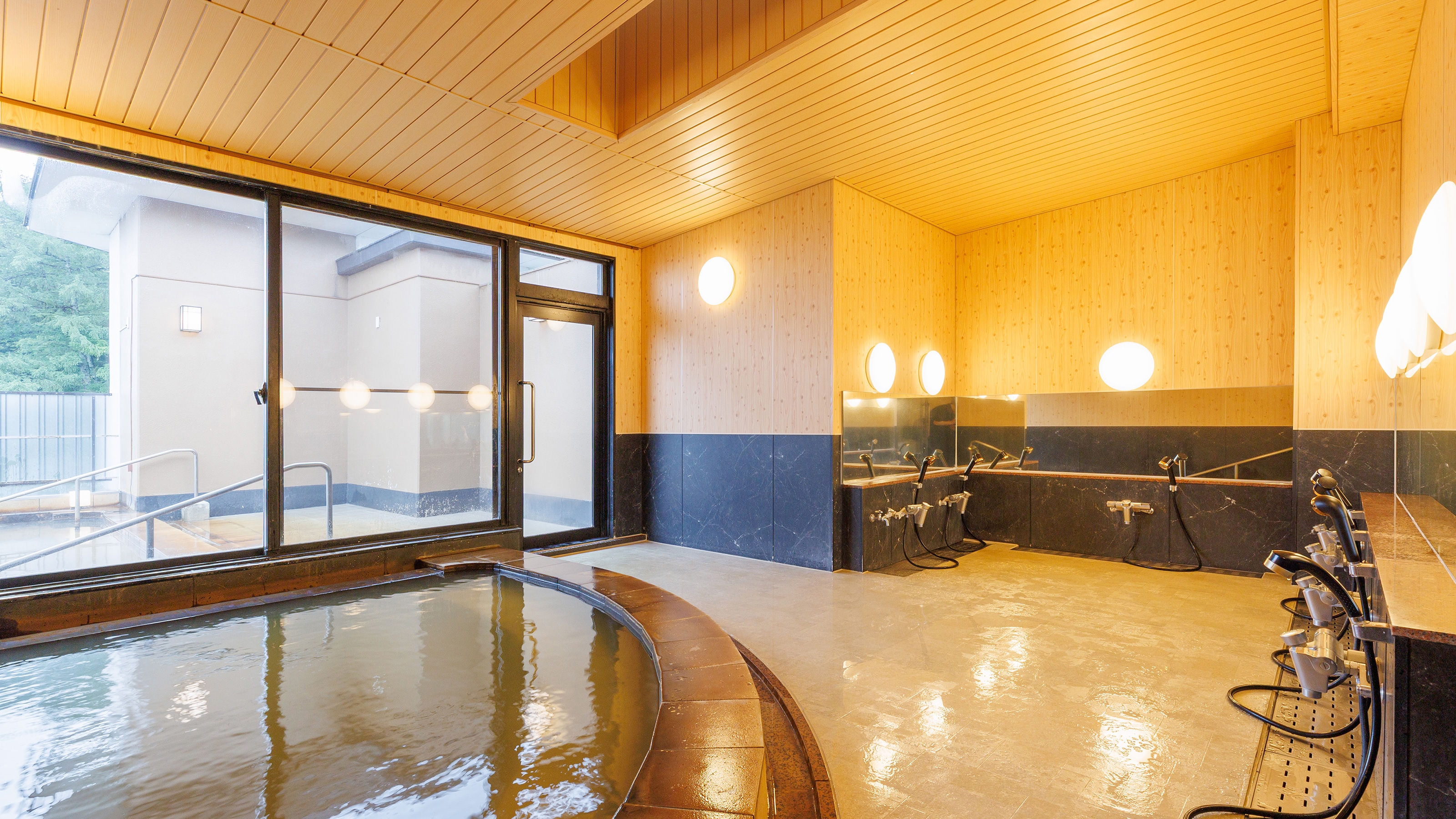 Example of an indoor bath in the 7th-floor observation bath.