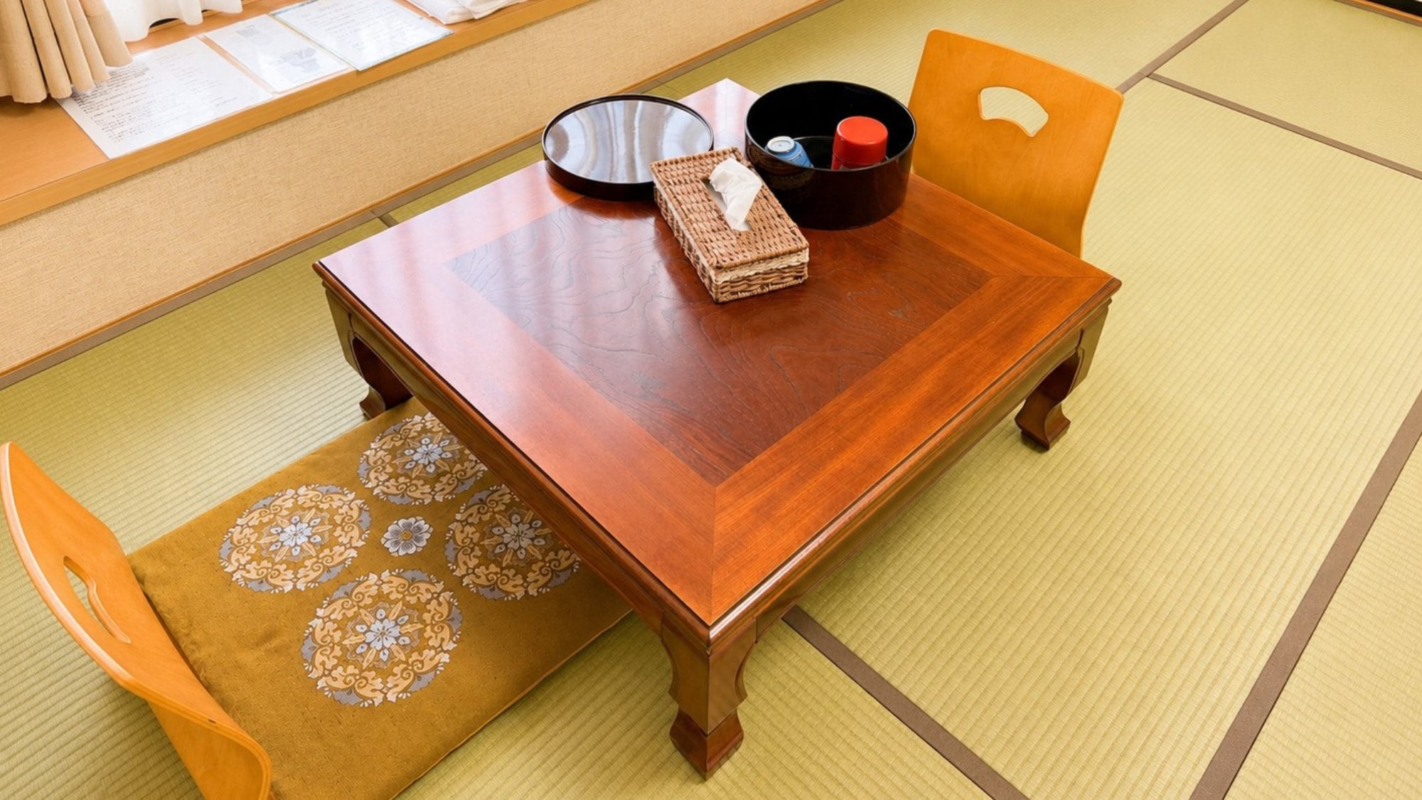 You can enjoy meals and socializing in a traditional Japanese-style room with tatami mats.