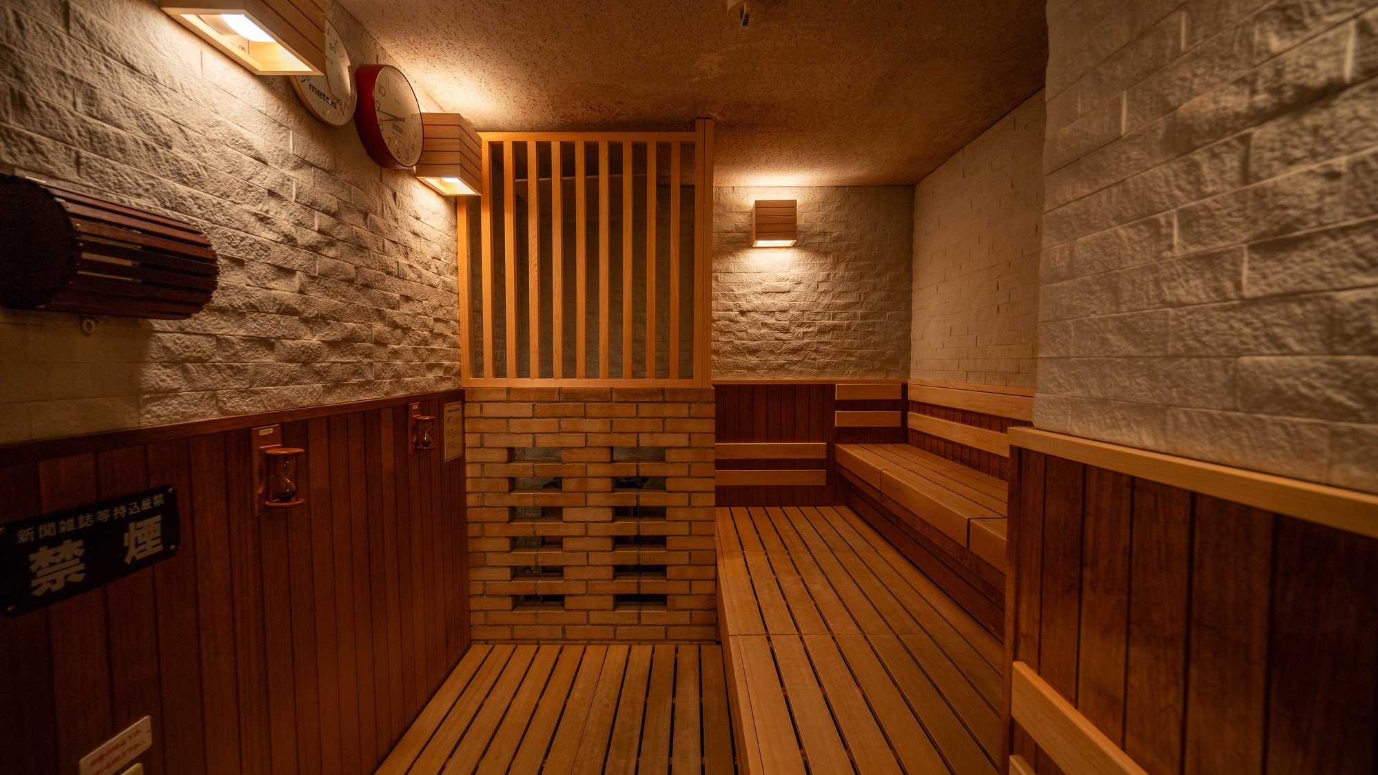 Dry sauna (men's bath only)