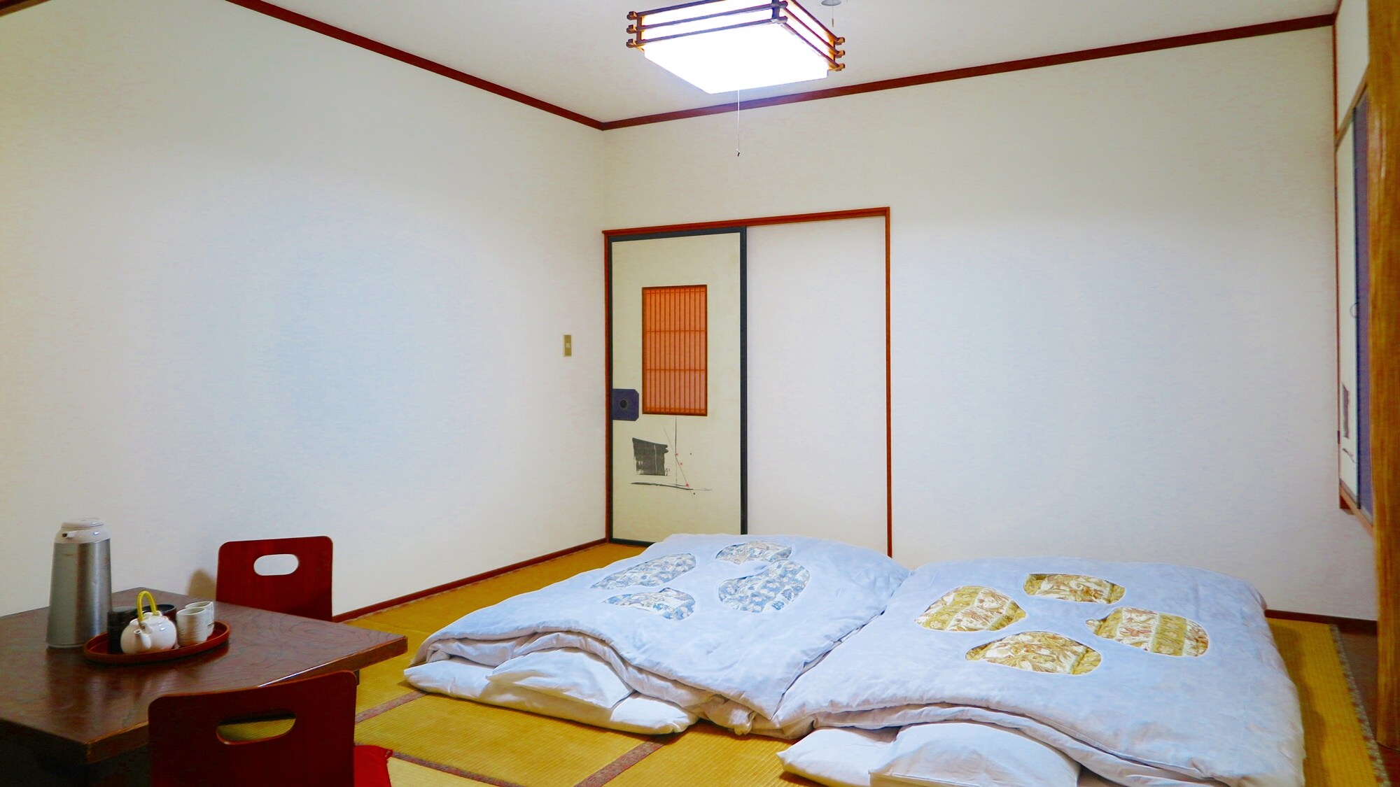 * [Example of room] We will raise and lower the futon. Please spend a quiet night.