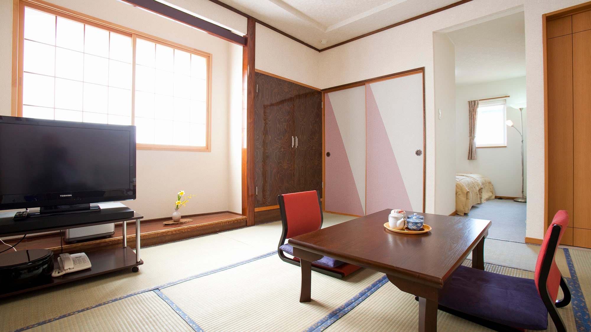 [Japanese-Western room] A bright space. Internet connection is free.
