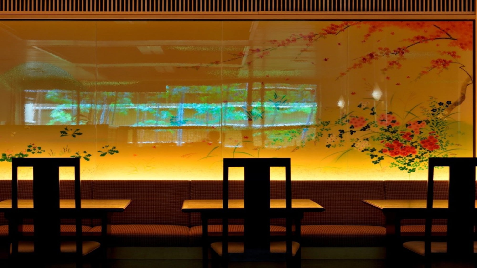 ◆ "Saga Four Seasons Flowers" expresses the four seasons with cherry blossoms, Gozan no Okuribon, maples, and daffodils