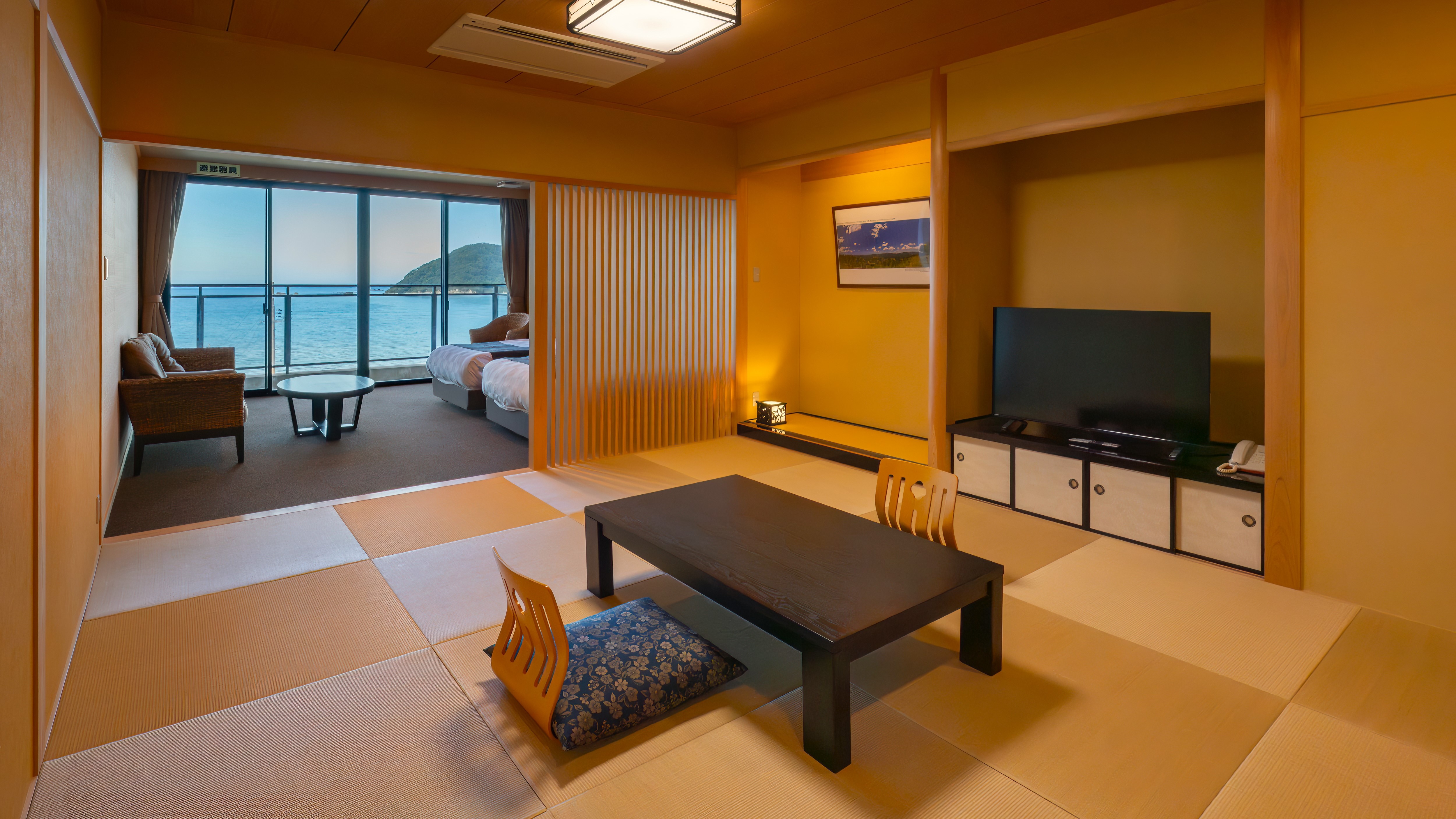 [Japanese-Western room, limited to one group per day "Oto of the Sea"] Enjoy the spectacular ocean view in this Japanese-Western room "Oto of the Sea"