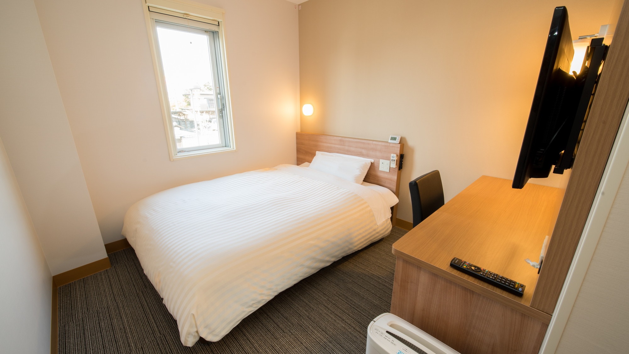 A 150cm wide bed and a mattress with just the right amount of firmness will ensure you a good night's sleep.
