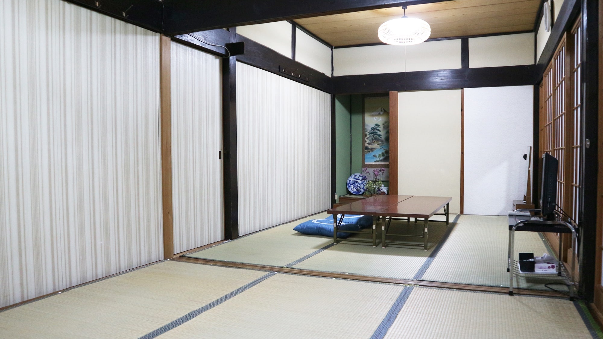 * [Example of 12 tatami Japanese-style room in the main building] Although it is an old building, we thoroughly clean it so that you can spend your time comfortably!