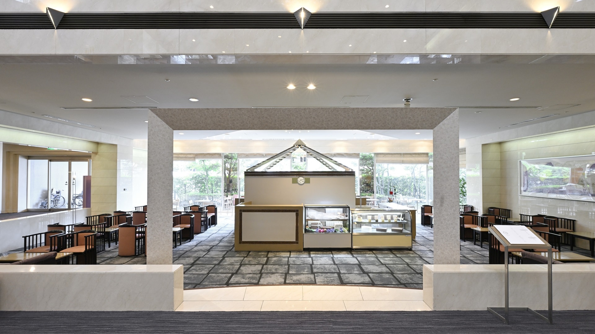<Lobby Lounge> Grand Cafe Business hours: 10:00-18:00 We serve drinks and baked goods.