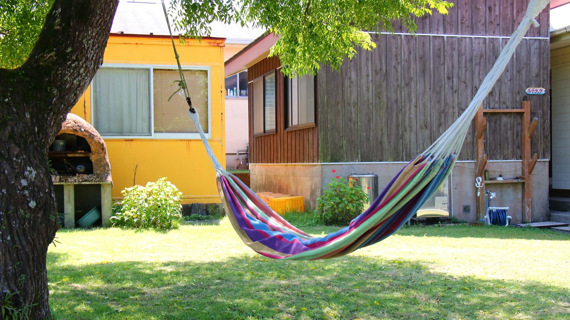 [Relaxing courtyard] How about some relaxing island time in a hammock?