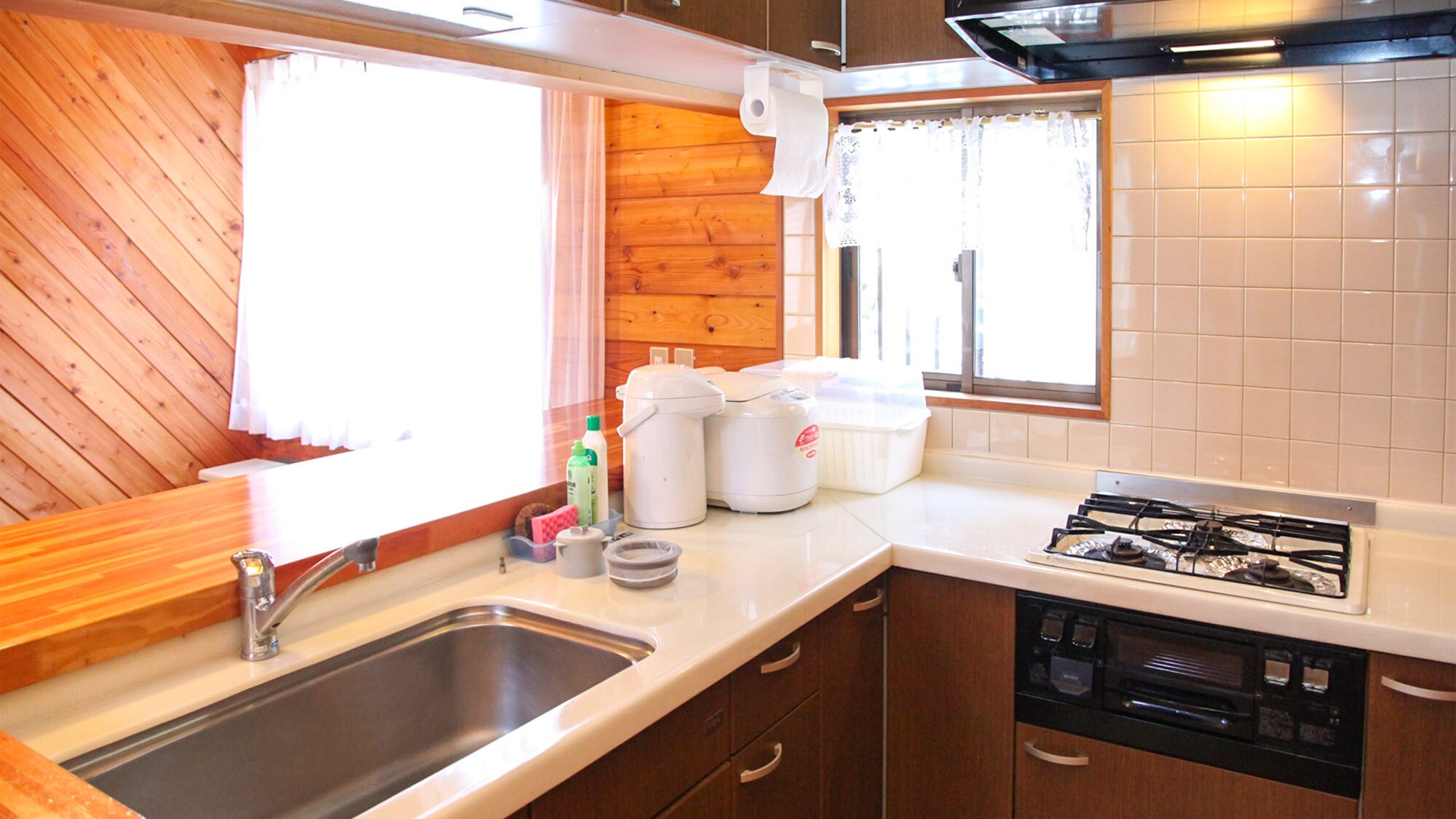 ・Arrietty: A cottage with a spacious counter kitchen facing the ceiling.