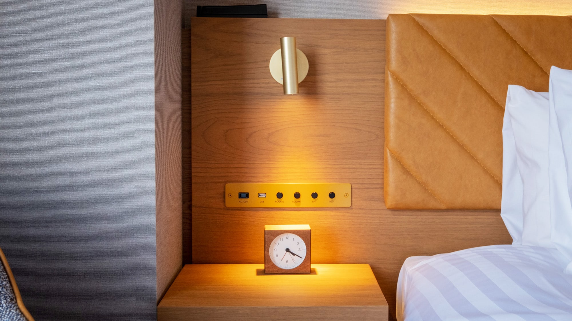 ■Hollywood Twin／It is convenient because there is a power supply at the bedside.